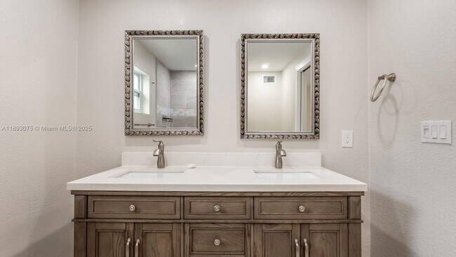 Building Photo - 740 Beachwood Ln