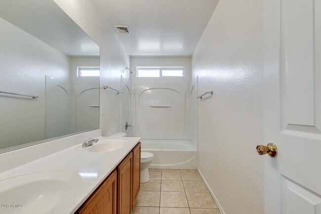 Building Photo - 4BR 3 FULL BATHROOMS W/ HUGE LOFT AND LARGE MASTER