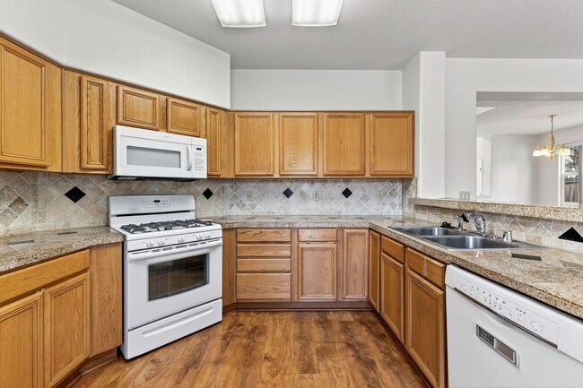Building Photo - 5 Bedroom Home Close to UNR!