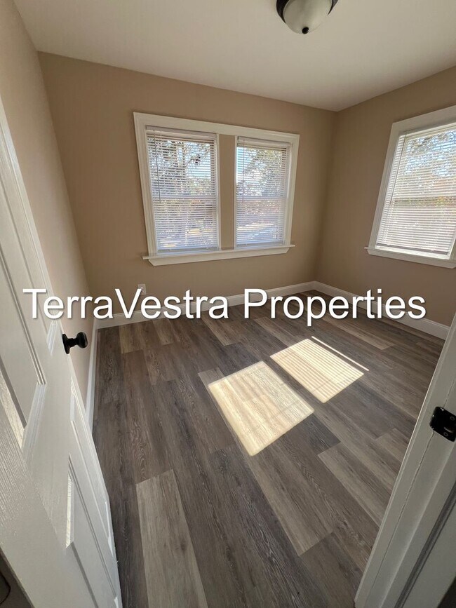 Building Photo - Large 4 Bed in Mantua with bonus room! Eli...