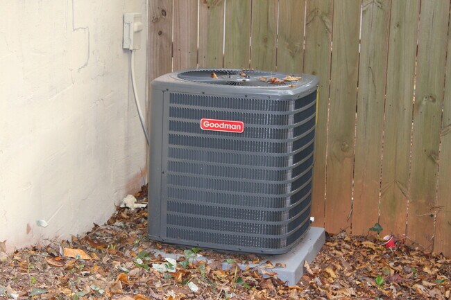 Building Photo - 1410 Ashbrook Dr NW