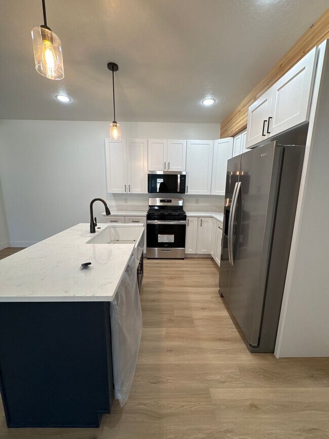 Building Photo - 725 W 350 N