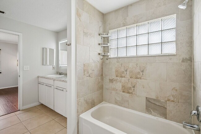 Building Photo - Charming 3-Bedroom Home in Desirable Oviedo!
