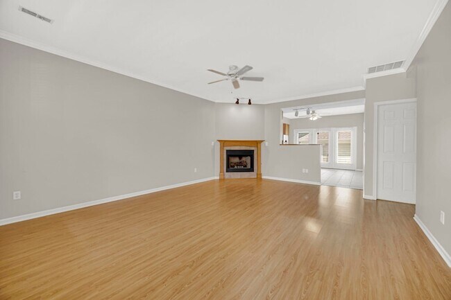 Building Photo - 318 Village Square