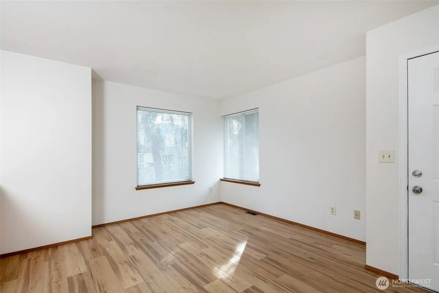 Building Photo - 9741 Woodlawn Ave N