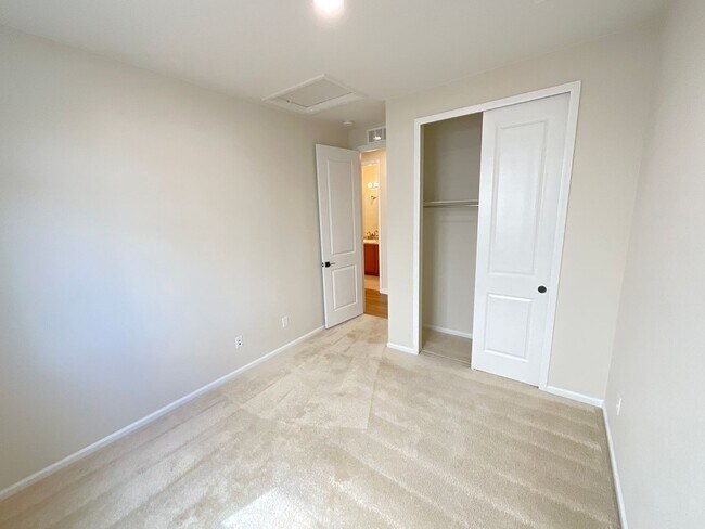 Building Photo - 3 Bedroom Home Available Near N Powers Blvd & Dublin Blvd!