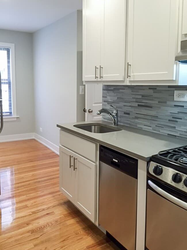 Building Photo - 538 W Cornelia Ave