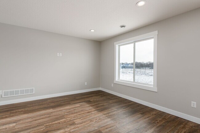Building Photo - 102 7th Ave NW