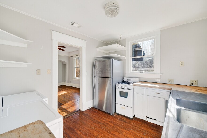 Building Photo - 300 Oxford Pl NE