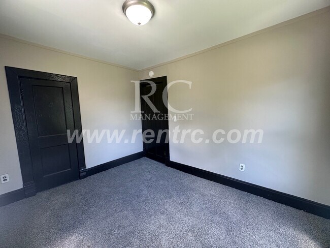 Building Photo - 17 Indiana-