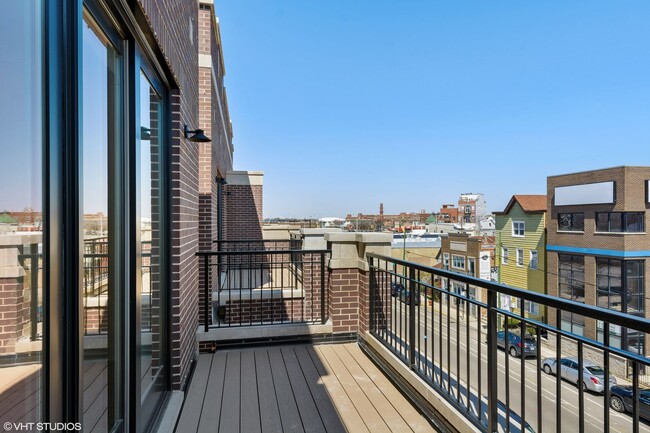 Building Photo - Pet Friendly 3 Bed 2 Bath Condo Quality in Roscoe Village