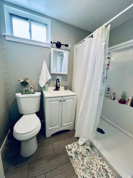 Unit 2 - Bathroom 2 - 2031 N 15th St