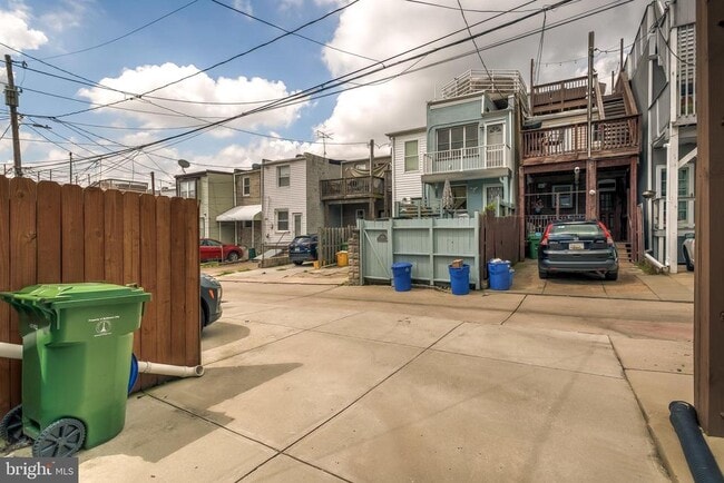 Building Photo - 806 S Clinton St