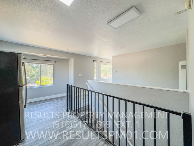 Building Photo - Freshly updated 2 bedroom duplex w garage