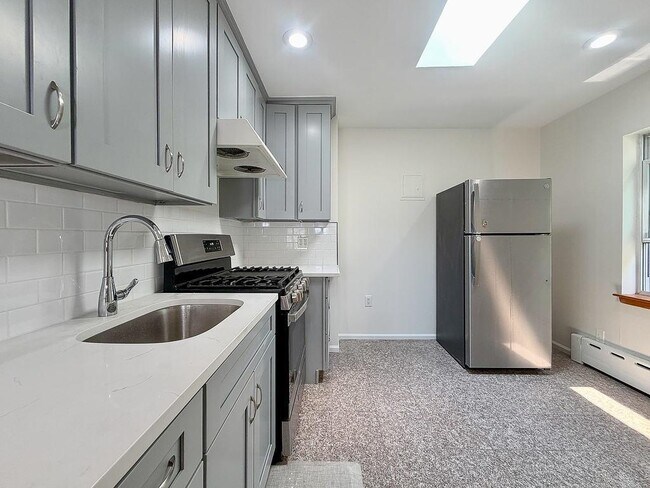 Building Photo - 108 Hutton St