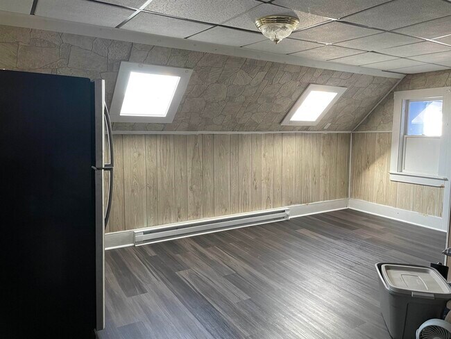 Building Photo - 390 Cedar St