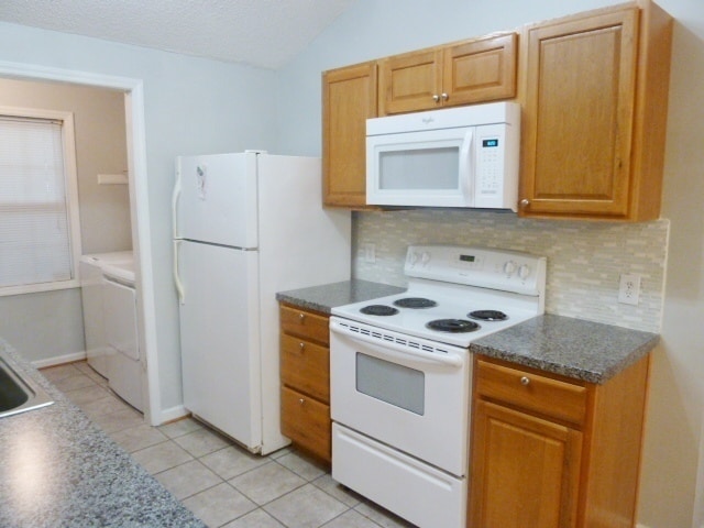 Building Photo - Great location! 4br house w/ parking, larg...