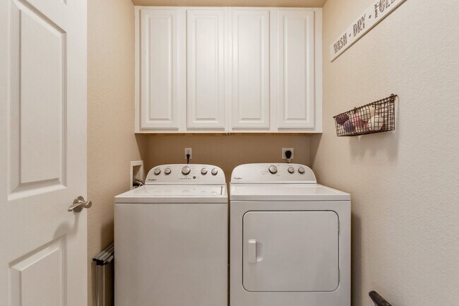 Building Photo - Updated 2 Bedroom, 2 Bath First Level Condo in Gated Community