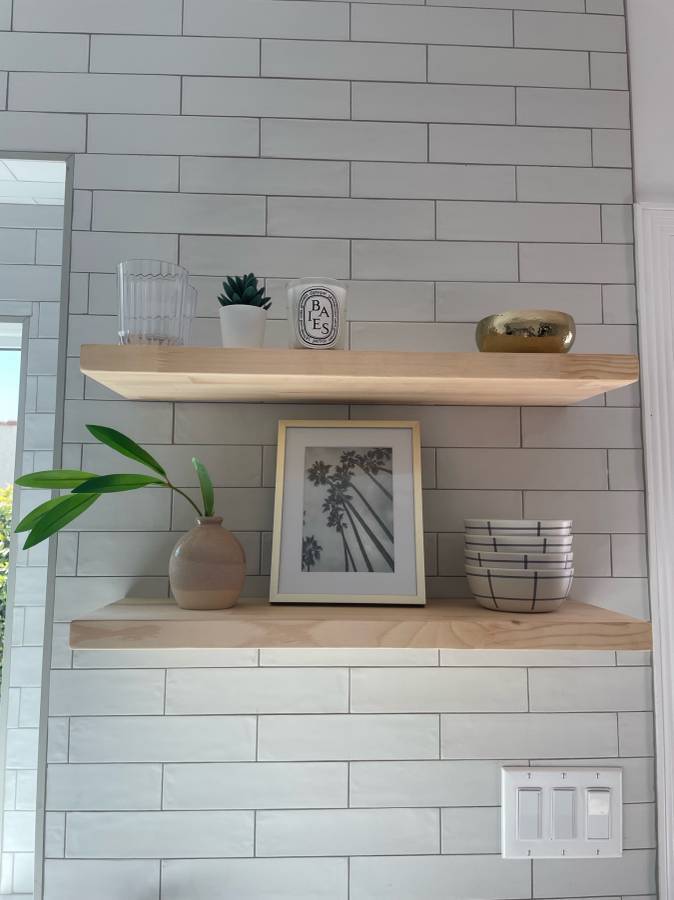 Decor shelves - 1644 Wellesley Ave