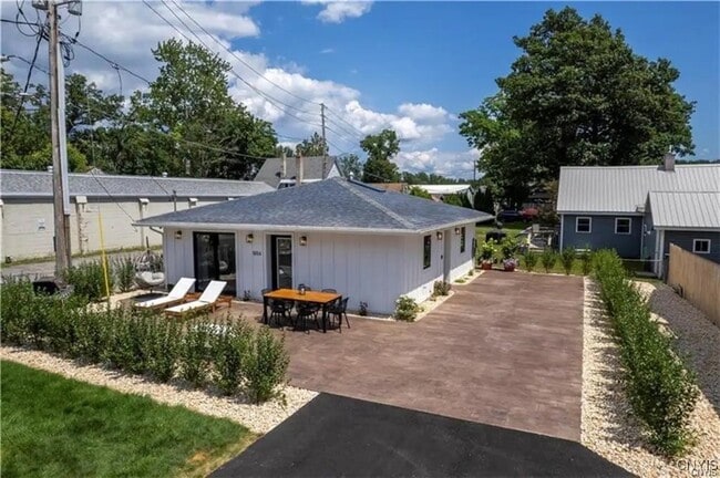 Building Photo - 1014 Main St