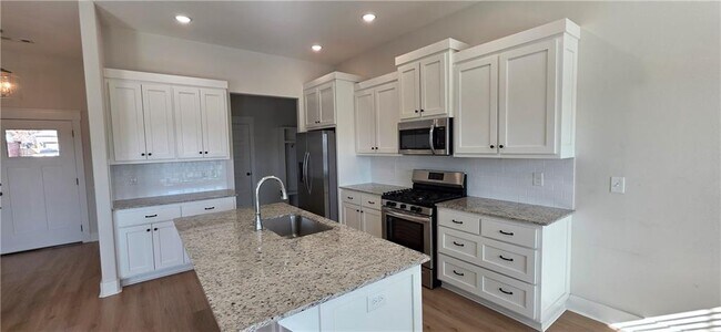 Building Photo - 921 Round Top St