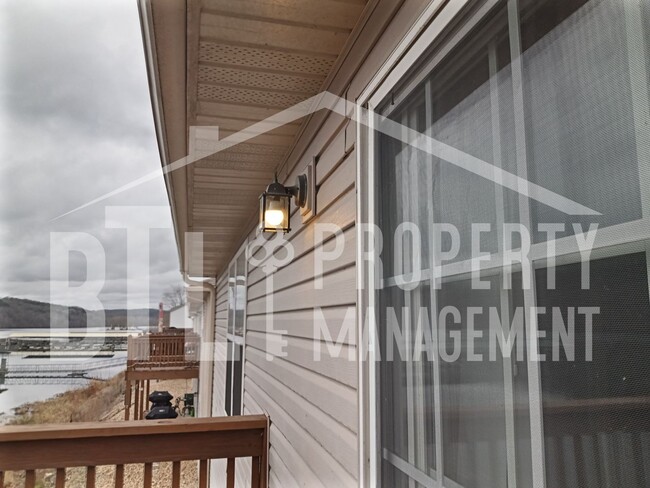 Building Photo - Beautiful 3 Bedroom Condo with a Lake View!