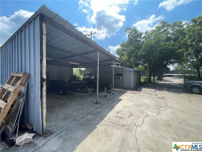 Building Photo - 1910 FM2673