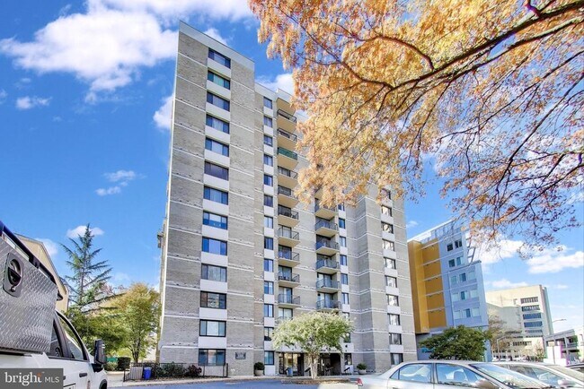 Building Photo - 4 Monroe St