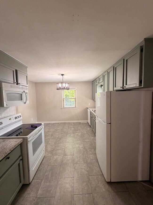Building Photo - Charming 3-Bedroom  1-bath Kansas City Home with Beautiful Hardwood Floors!