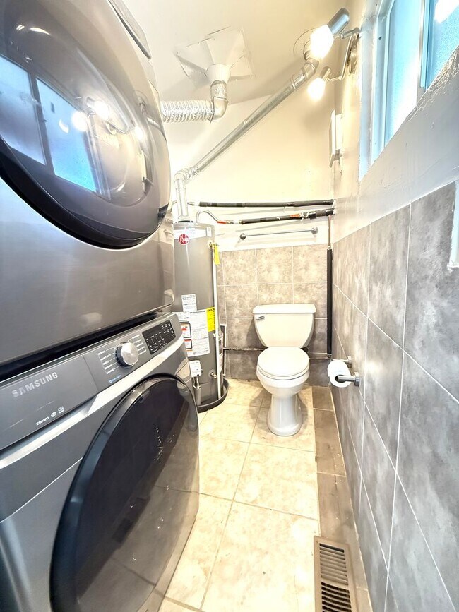 Building Photo - Adorable 3 bed/1.5 bath house with yard