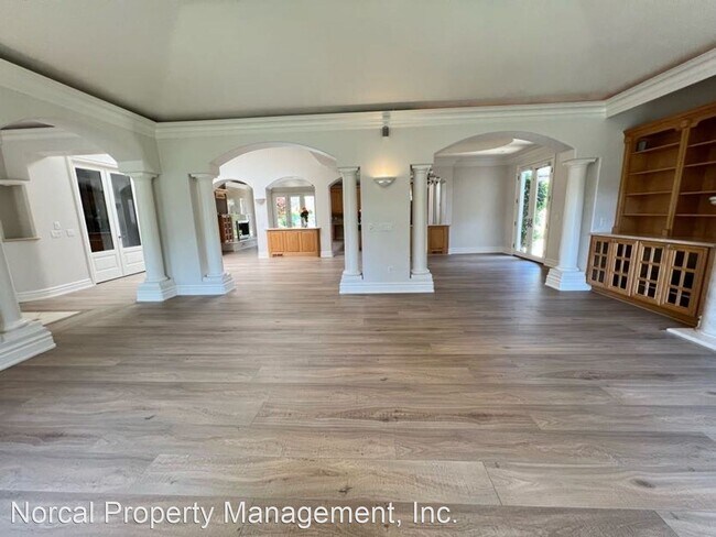 Building Photo - 5 br, 4.5 bath House - 1425 Villa Dr