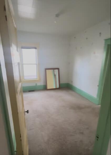 Building Photo - 916 N Sheridan Ave