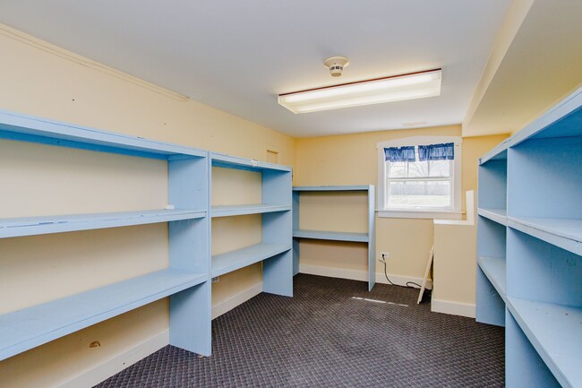 Building Photo - 1305 Oswego Rd