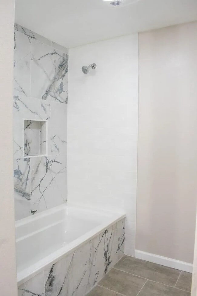 primary bath - 6736 Starnes Rd