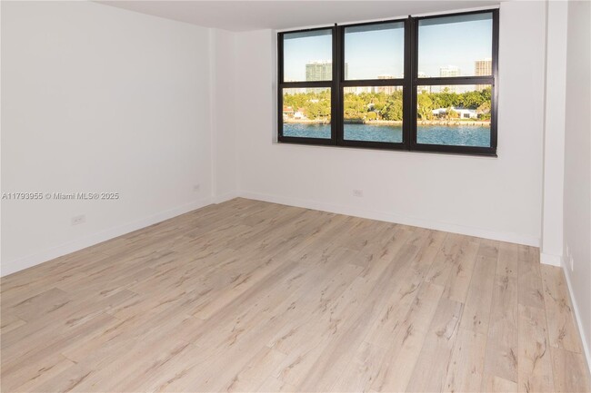 Building Photo - 10101 E Bay Harbor Dr