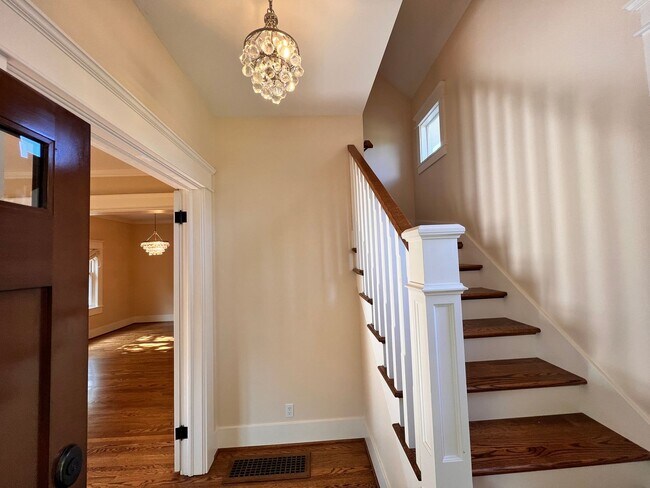 Building Photo - Gorgeous, Executive Living in Beautiful Ma...