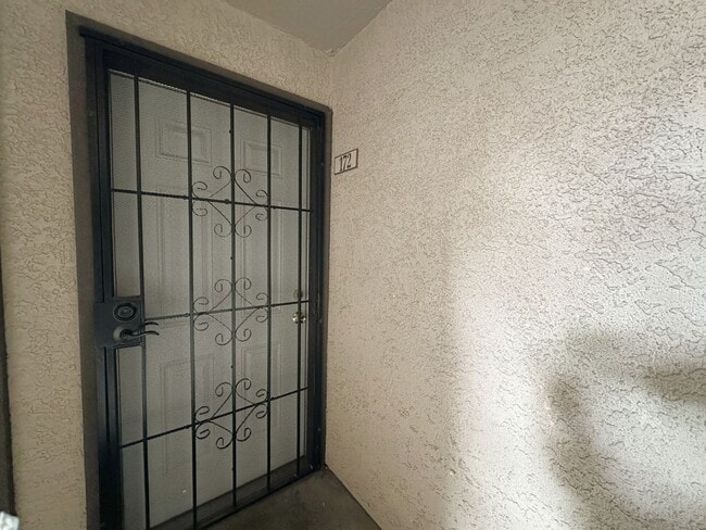 Building Photo - This charming 2-bedroom, 2-bathroom offers...