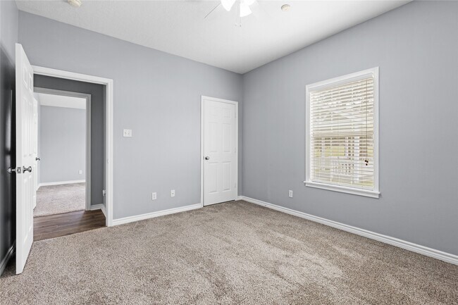 Building Photo - 140 Meadowview Dr