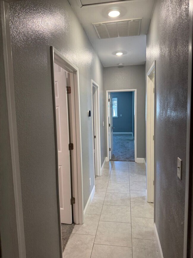 Building Photo - Clean Updated 3 Bedroom 2 Bathroom 1527 Sq...