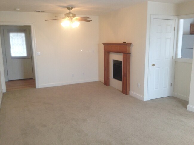 Building Photo - 2345 Meadowpoint Dr