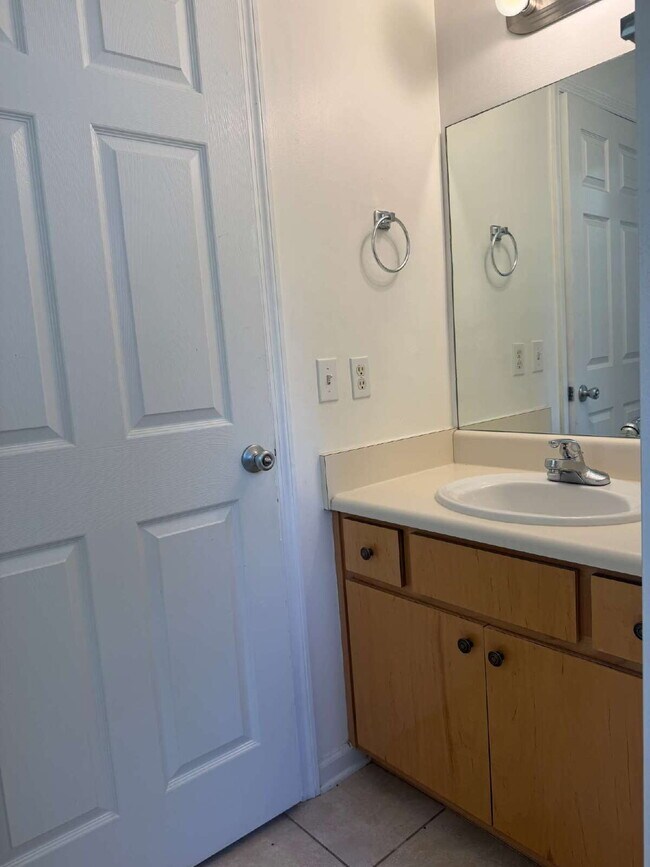Building Photo - "Coastal Comfort Awaits: Charming 2-Bed, 2...