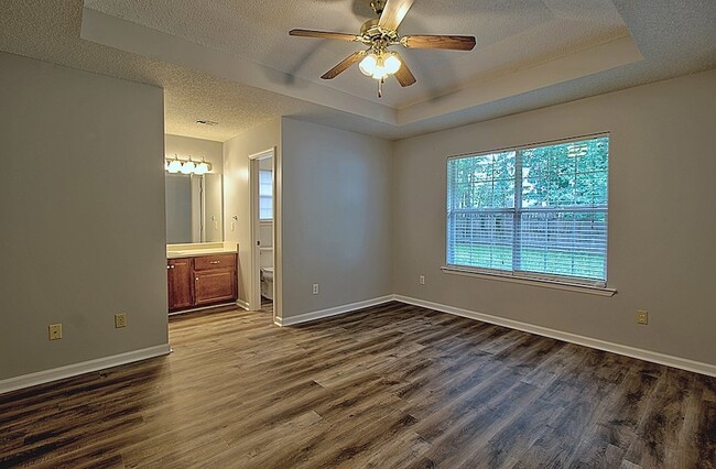 Building Photo - 210 Easy St