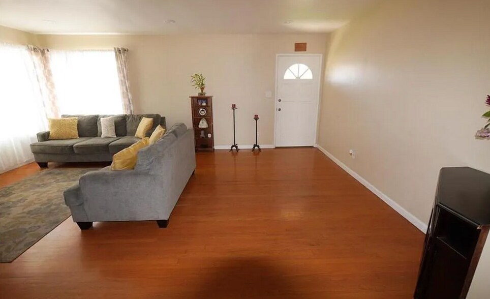 Living Room (Interior) - 327 E Collins Ave