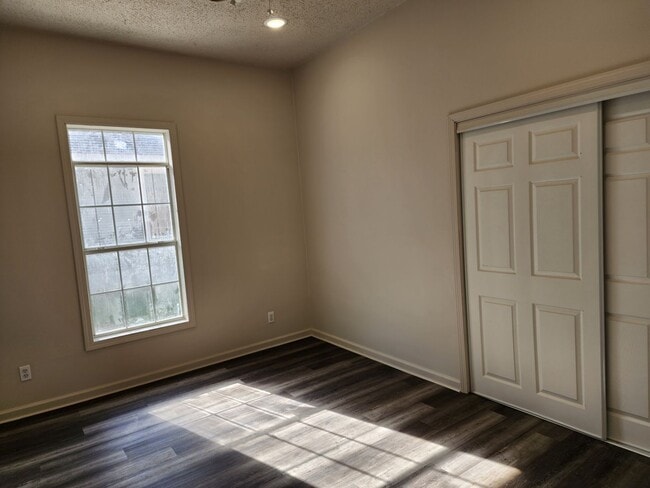 Building Photo - 4 Bed / 3 bath Downtown Jonesboro