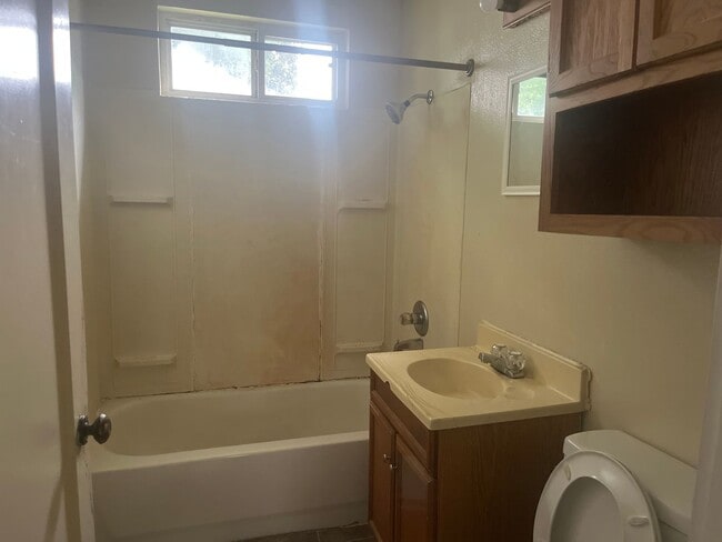 Building Photo - Welcome to this charming 2-bedroom, 1-bath...