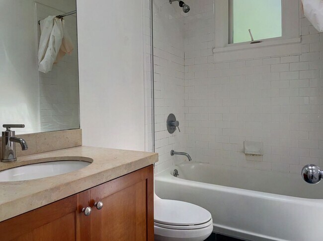 Building Photo - Modern 2 Bed, 1.5 Bath + Parking - Alamo S...
