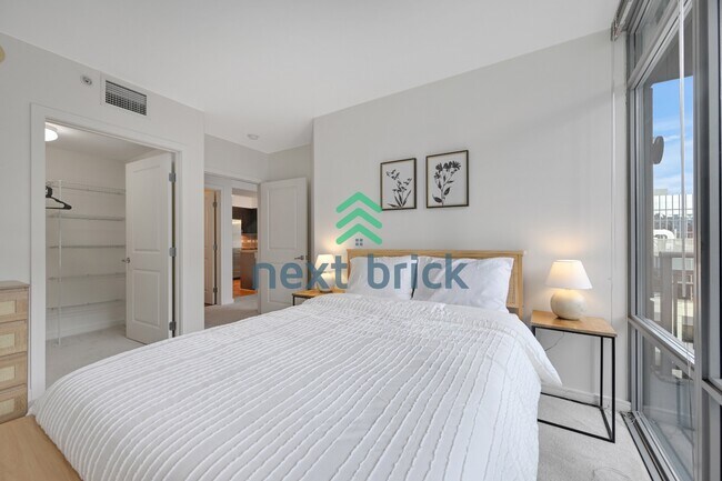 Building Photo - 1 Bedroom | 1 Bathroom | Southeast-Facing High-Floor Condo in Denny Triangle