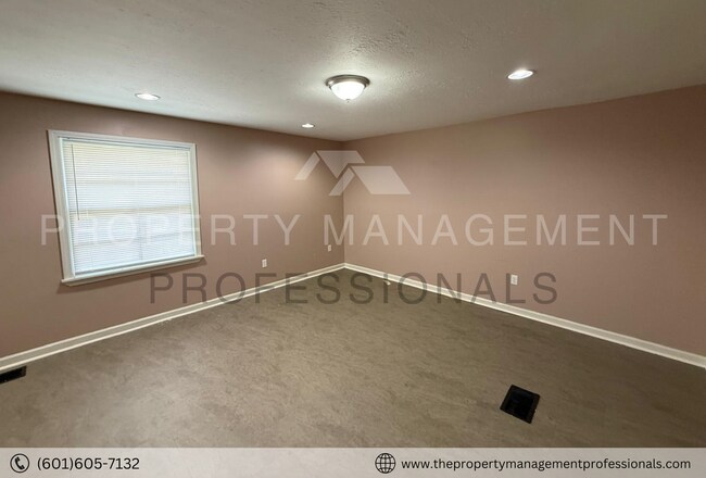 Building Photo - 348 Colonial Dr