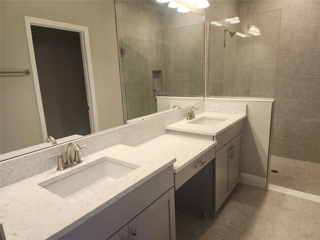 Building Photo - 12533 Oak Hill Way