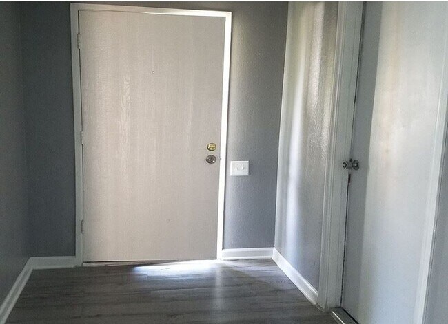 Building Photo - Newly Remodeled home for you!